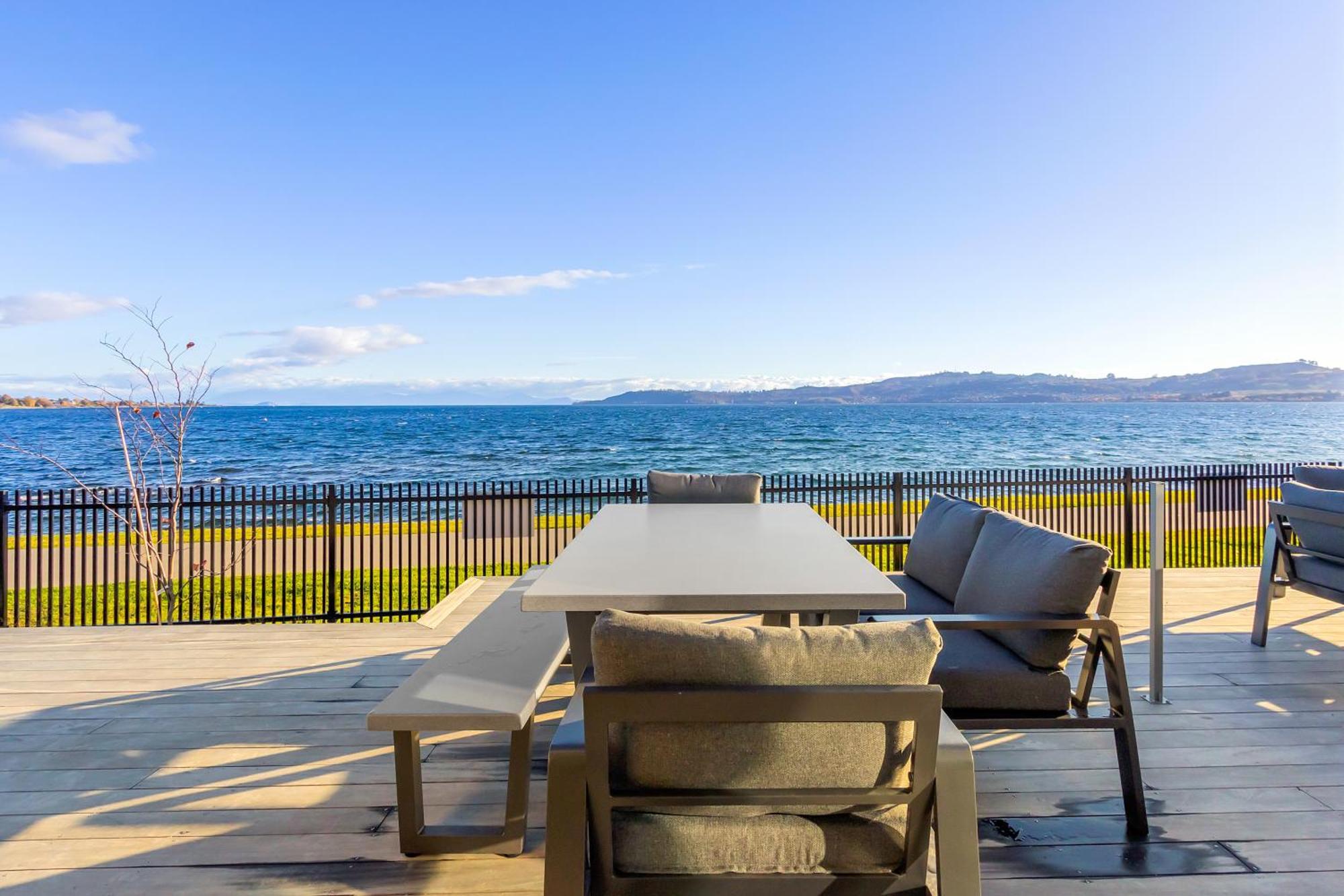 Brand New Lake Front Homes Spa Pool タウポ エクステリア 写真