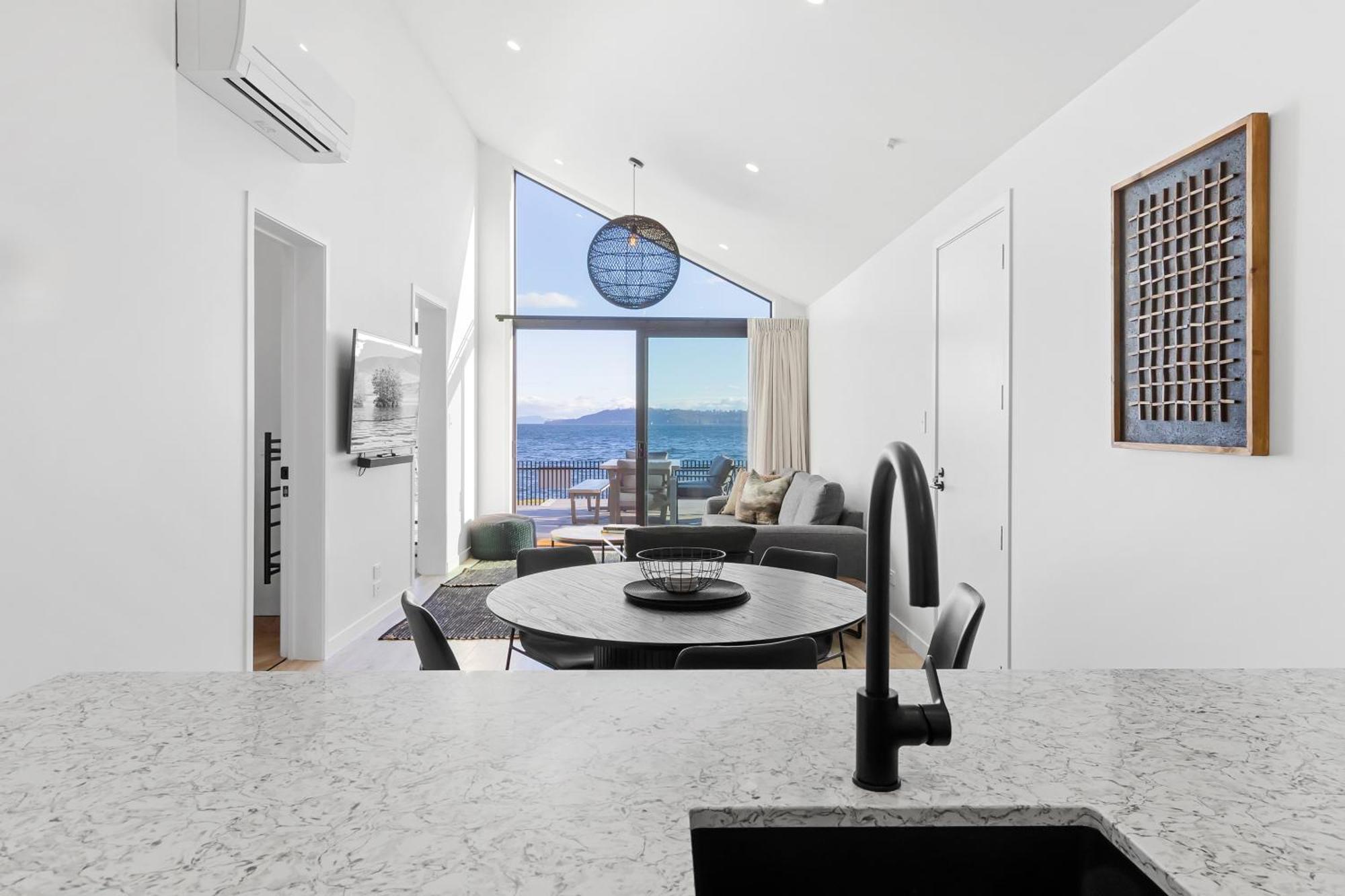 Brand New Lake Front Homes Spa Pool タウポ エクステリア 写真