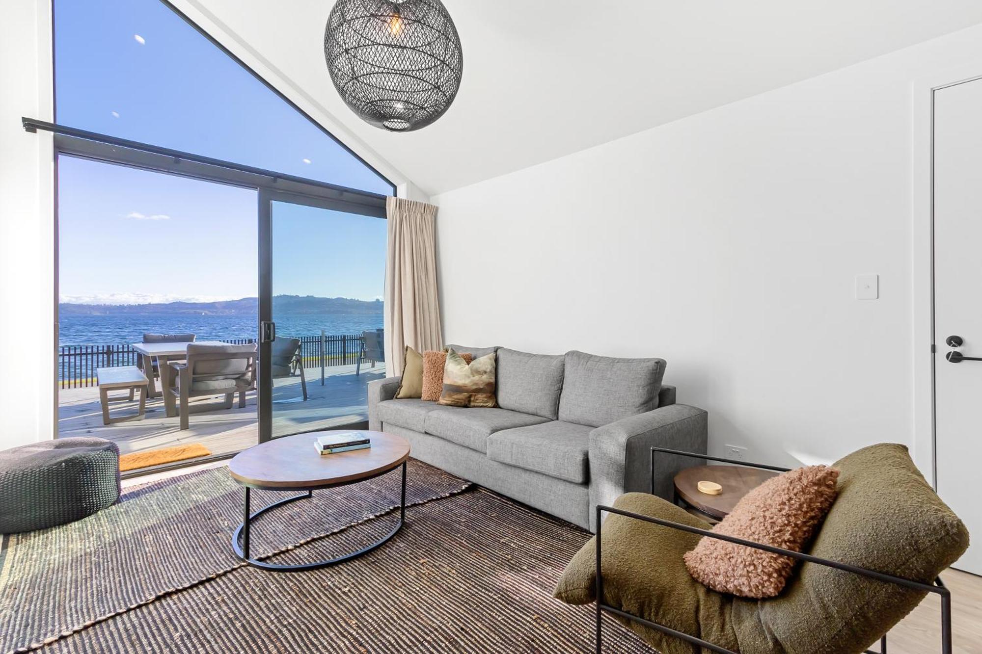 Brand New Lake Front Homes Spa Pool タウポ エクステリア 写真
