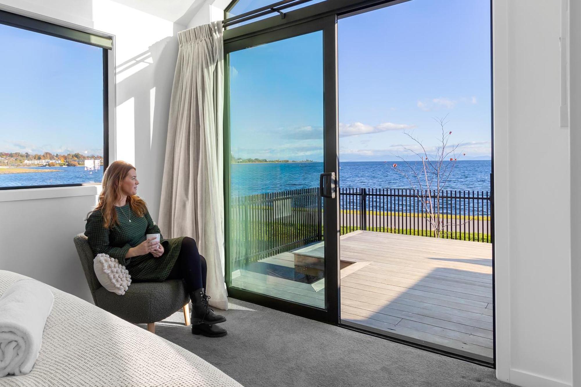 Brand New Lake Front Homes Spa Pool タウポ エクステリア 写真