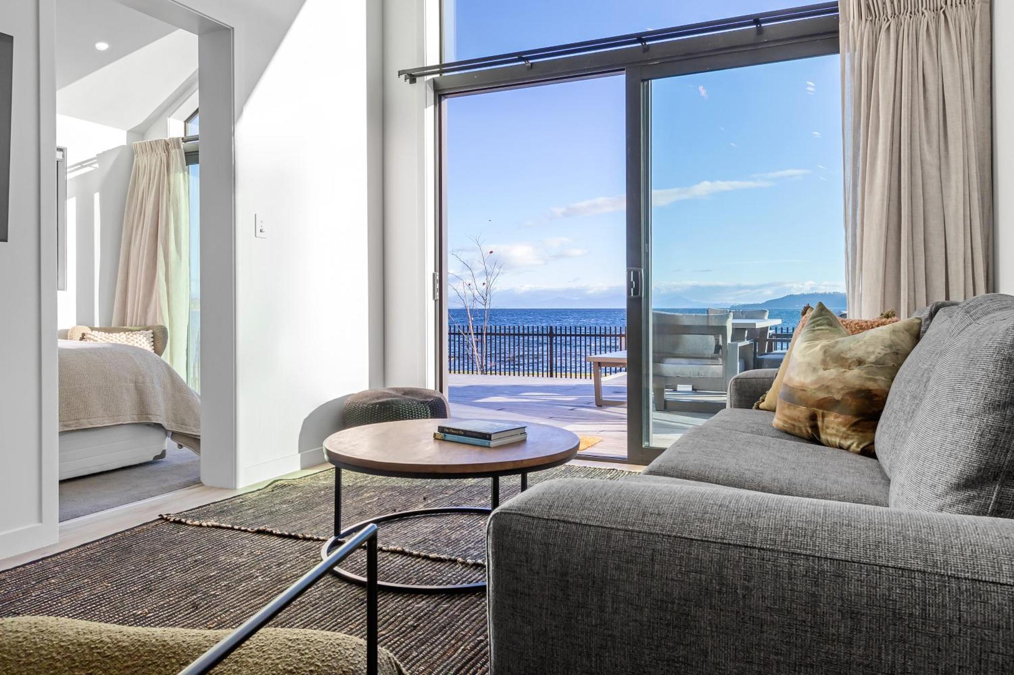 Brand New Lake Front Homes Spa Pool タウポ エクステリア 写真